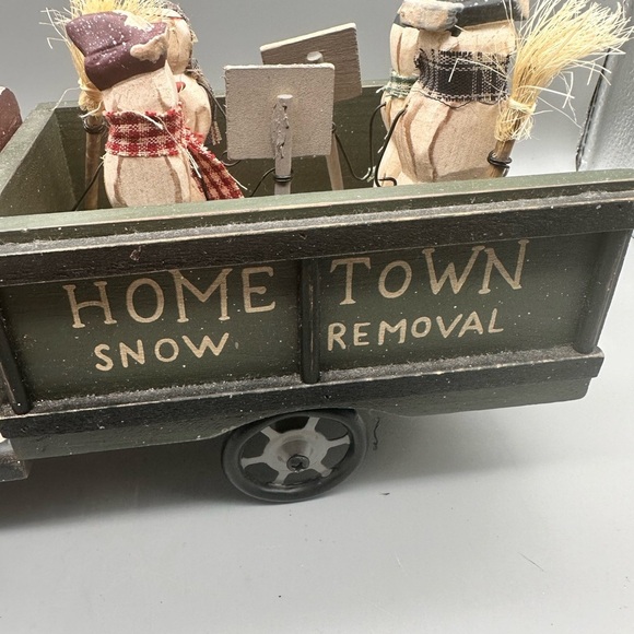 Frosty Snow Removal wooden Handpainted truck with snow people - Picture 4 of 11